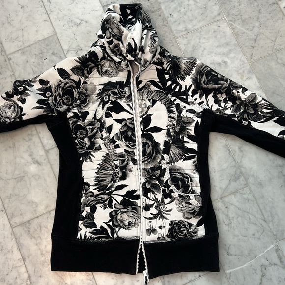 Lulu lemon sweater - Picture 5 of 11